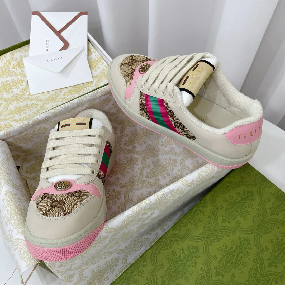 Factory price: 580💰 GUCCI Gucci's newly upgraded back cover lining, top-notch old dirty shoes, classic casual sports shoes for couples, retro sneakers and old G family dirty shoes, updated at the counter simultaneously! ①The shoe upper has the same water-based edge coating process as the original version⚠️The ordinary oil edges on the market have a strong glue feel and are easy to fall off! Grade A first-layer nubuck leather (with pores)/matching computer embroidered double G cloth, high-density terry velvet lining. ② A PVC transparent small round mark sealing line is added to the details of the midsole. The mold is opened six times and the jewelry craftsmanship is used to customize the two-color double G buckle, striving to be the same as the original version. A pair of buttons is more than three times more expensive than ordinary buckles on the market. ③An old two-color washable label, the chip is placed on the outer waist of the right foot, the entire shoe is completely hollowed out with rubber technology, TUP material (rubber to distinguish the market) with the latest green packaging from the counter, 3D printed handbag, and a pair of shoelaces. There is no pressure when entering and exiting the counter. You can buy a 1:1 accurate replica of the original version and modify and upgrade it repeatedly. The details are perfectly restored, the materials are all customized, and they are truly top-notch. Please look at the details clearly to identify the quality. Upper: First-layer frosted cowhide/embroidered double G cloth. Lining: original high-density velvet lining. Foot pads: original pearlescent sheepskin. Outsole: private molded vacuum TPU material. Packaging: original top-grade full set packaging at the counter. Shoe size: women's size 35-40, men's size 39-44 (men's size 38, 45🉑️customized, non-returnable)